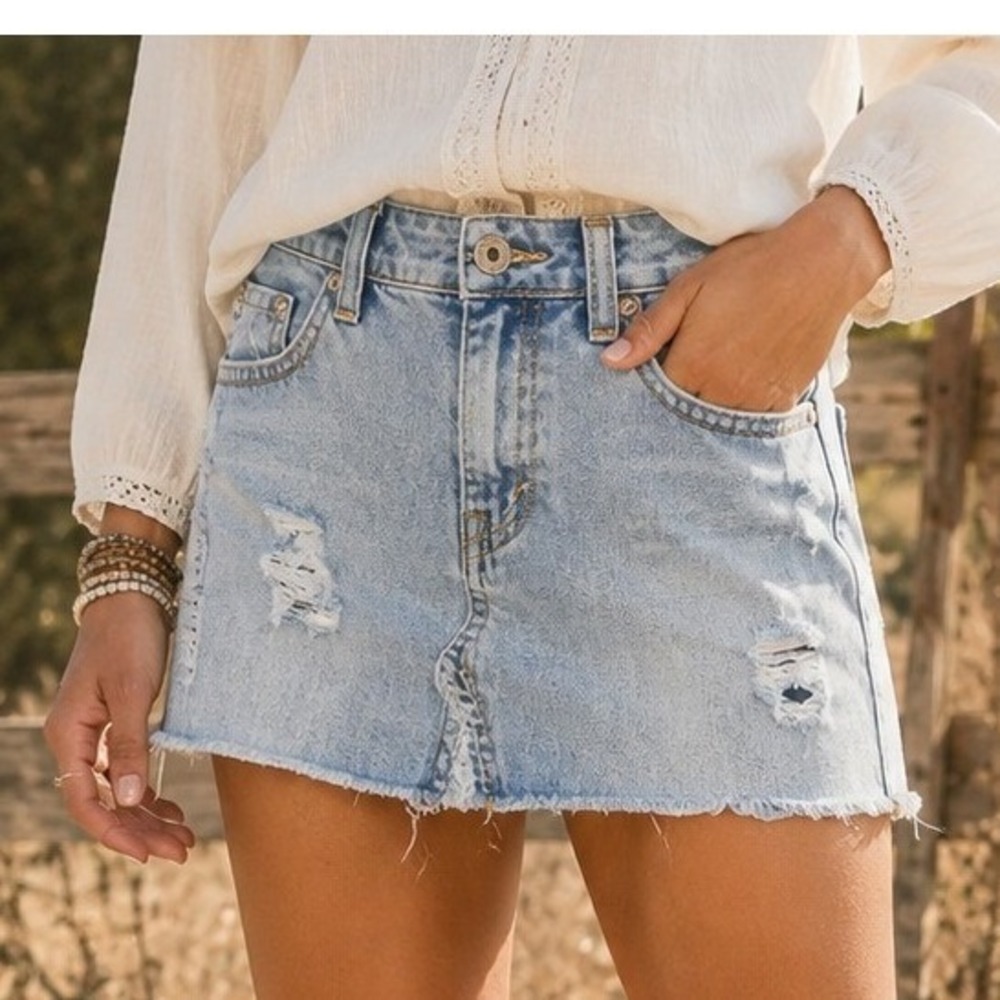 Silver Jeans Suki Light Wash Distressed Denim Mini Skirt Raw Hem Womens Size 31